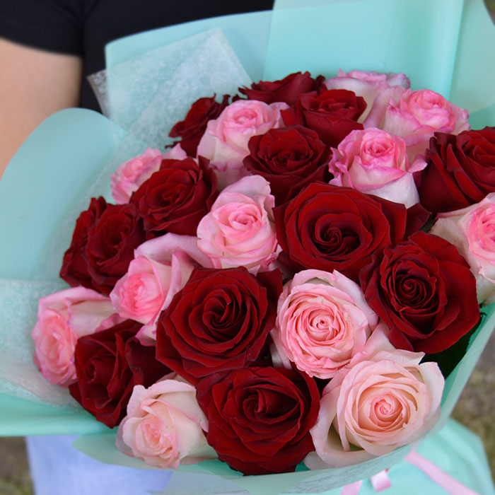 Букет из 25 красных и розовых роз в упаковке